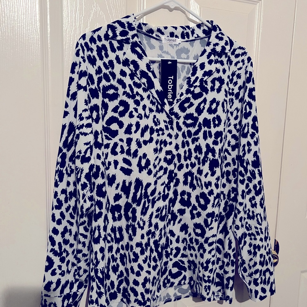 Tobrief leopard blouse in navy and white